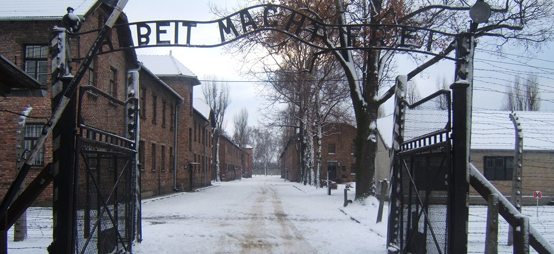 auschwitz_i_entrance_snow