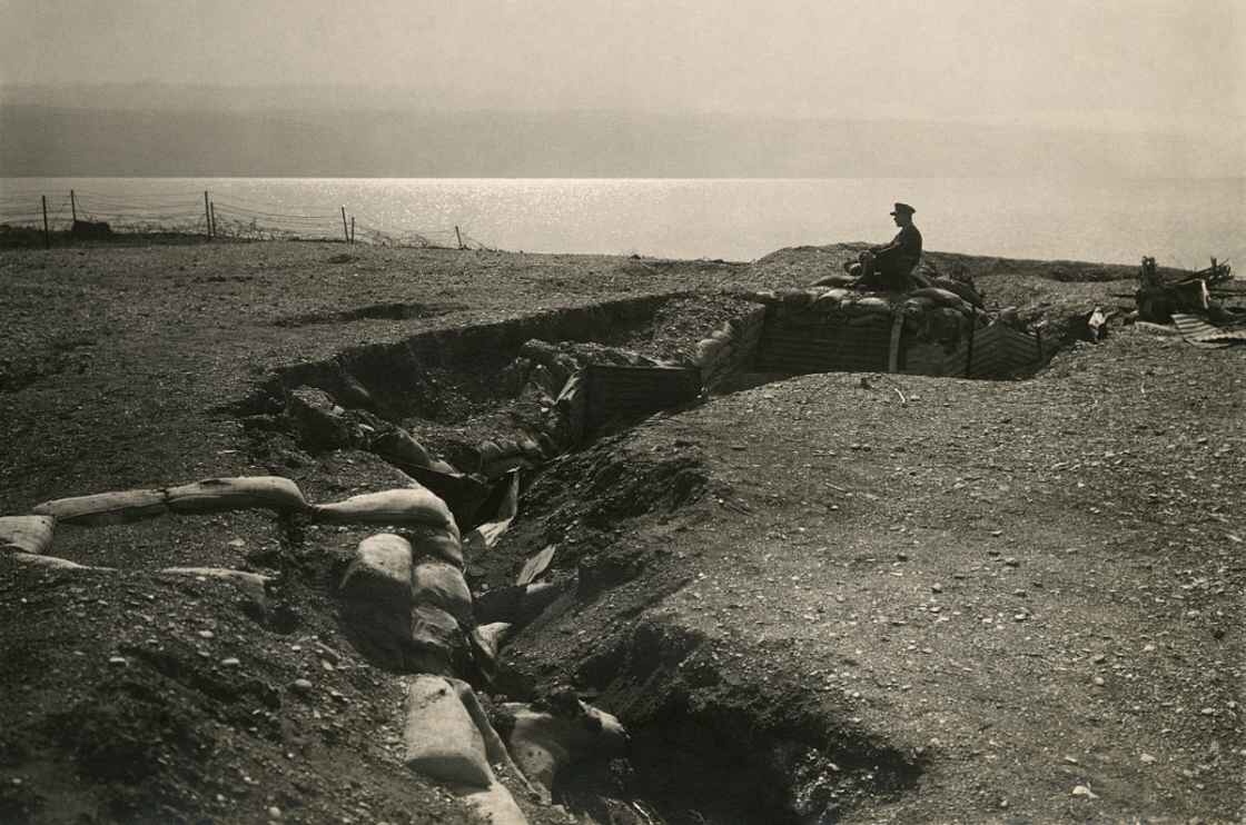 Tranchées ottomanes le long de la mer Morte, 1918. Library of Congress, World War I and the British Mandate in Palestine.
