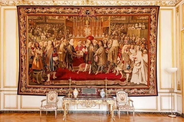 Le renouvellement de l'alliance entre Louis XIV et les envoyés de la Confédération, en novembre 1663. Tapisserie de la manufacture des Gobelins, ambassade de Suisse à Paris. (Mathieu van Berchem)