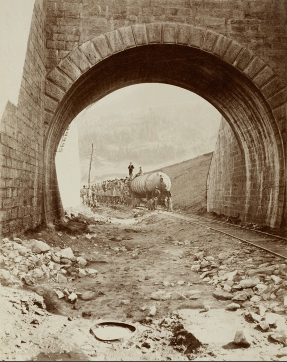 Le portail sud du tunnel ferroviaire du Gothard, avec un train de transport de mineurs, 1881 (Archives de l'Etat d'Uri)