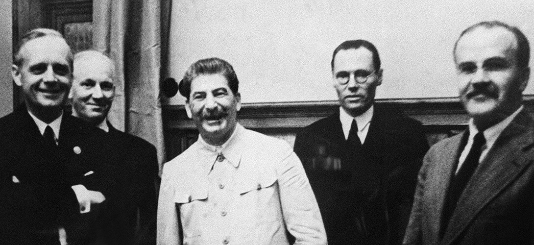La «photo de famille» du pacte germano-soviétique d'août 1939: de gauche à droite, le ministre allemand des Affaires étrangères Joachim Von Ribbentrop, le juriste allemand Friedrich Gaus, Joseph Staline et, tout à droite, le ministre soviétique des Affaires étrangères Vyacheslav Molotov. AFP.