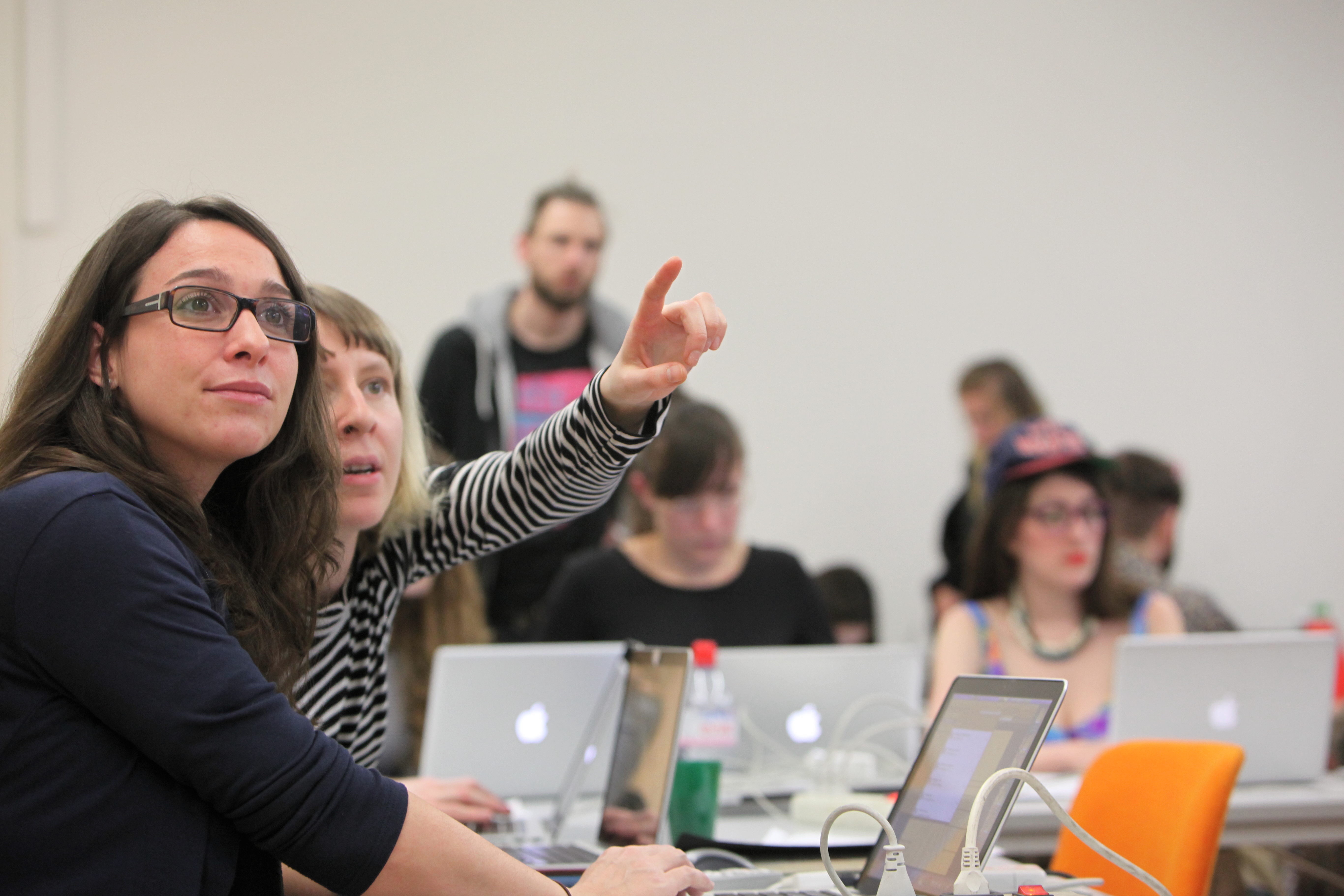 Assistance à ArtAndFeminism Love Machine, 4 mars 2017. Crédit : Rama (Wikimedia Commons).