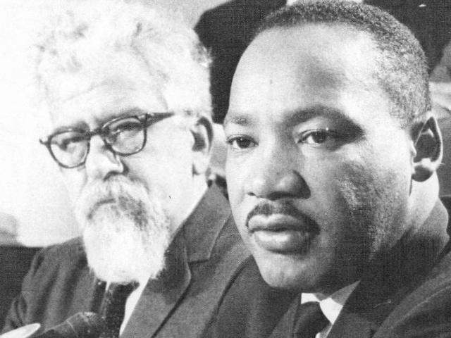 7 Decembre 1965 Rabbi Abraham Joshua Heschel presents Judaism and World Peace Award to Dr. Martin Luther King, Jr.