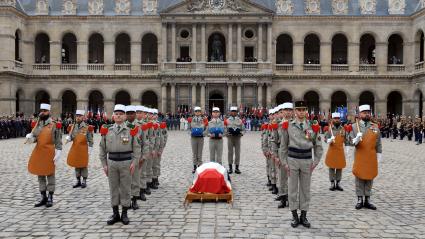 Des légionnaires entourent le cercueil de Lazare Ponticelli, le dernier poilu, aux Invalides, le 17 mars 2008. (ERIC FEFERBERG / AFP)