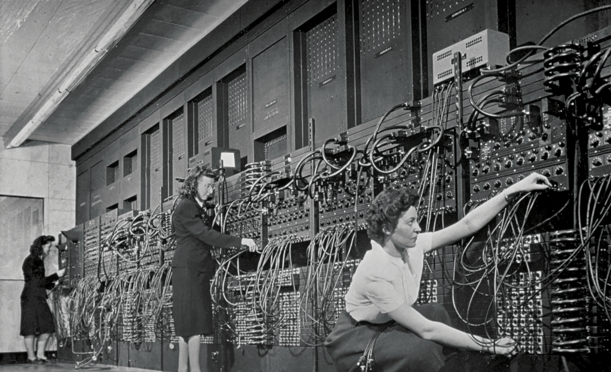 Crédit image : Opératrices d'ordinateurs avec un Eniac - le premier ordinateur programmable universel au monde. *Corbis/Getty Images*