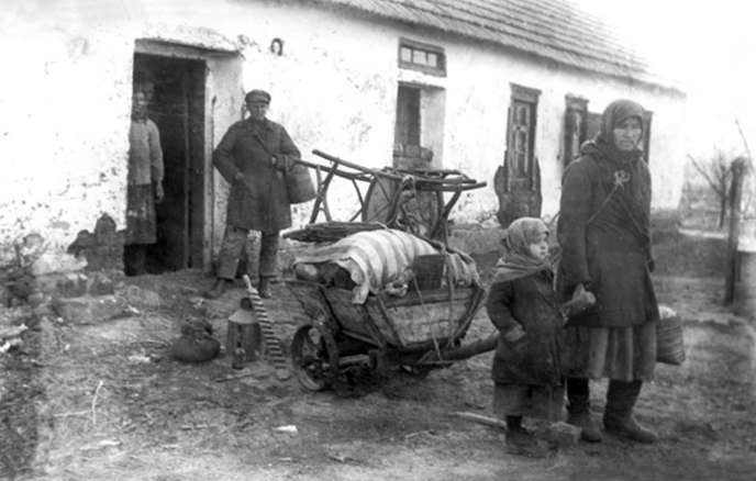 Crédit photo  : Paysans ukrainiens fuyant la famine, vers 1932-1933. akg-images/Pictures From History