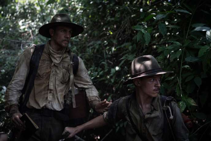 Crédit photo : Charlie Hunnam (Percival Fawcett), Tom Holland (Jack Fawcett) dans « The Lost City of Z » (2016), de James Gray. StudioCanal